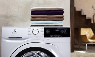 Electrolux-kuivausrummut - Kuivaava pyykinpesukone ja pinollinen pyykkiä koneen päällä