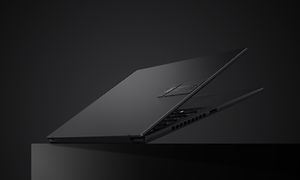 Musta Vivobook S14 OLED -kannettava hieman avattuna