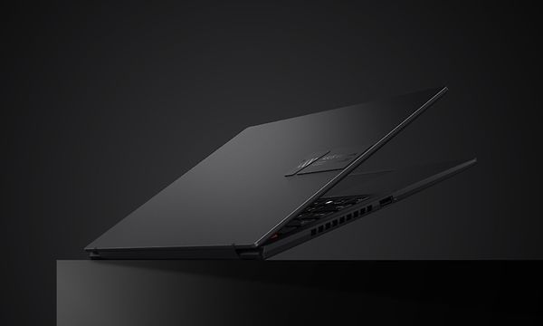 Musta Vivobook S14 OLED -kannettava hieman avattuna
