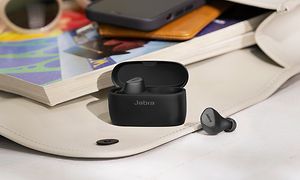Käsilaukussa olevat mustat Jabra Elite 5 -kuulokkeet