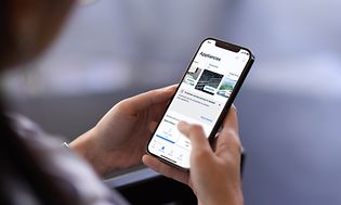 Henkilö pitelee älypuhelinta kädessään