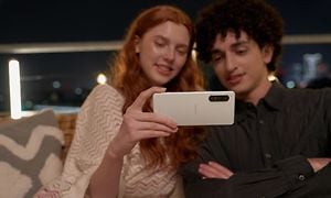Mies ja nainen katsovat Sony Xperia -älypuhelinta