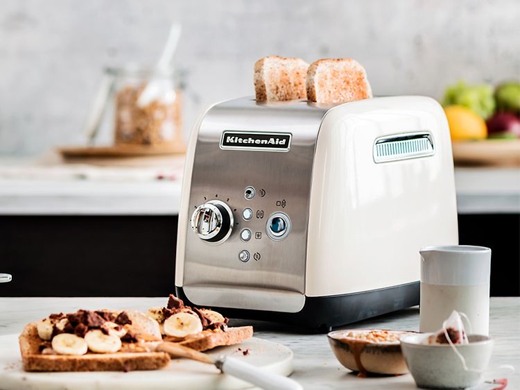 Hopeanvärinen Kitchenaid-leivänpaahdin pöydällä