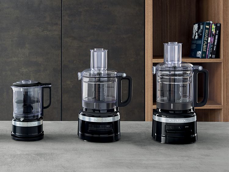 Musta KitchenAid-monitoimikone eri lisävarusteilla