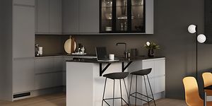 Epoq Integra Steel Grey-keittiö, jossa baarituolit ja jatkopöytä.