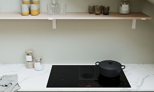 Epoq Trend Sage -keittiö valkoisella työtasolla, jossa keittotaso integroidulla liesituulettimella sekä avohyllyt
