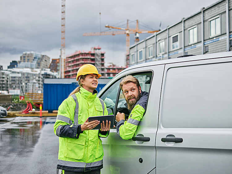 B2B - A woman with a tablet, a man in a car on a building site (1)
