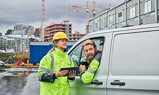 B2B - A woman with a tablet, a man in a car on a building site (1)