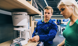 pro center yritysasiantuntija kahvinkeitin ja asiakas
