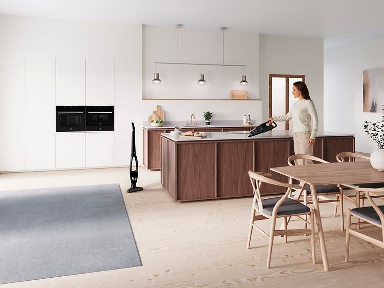 Electrolux-varsi-imuri käytössä olohuoneessa.