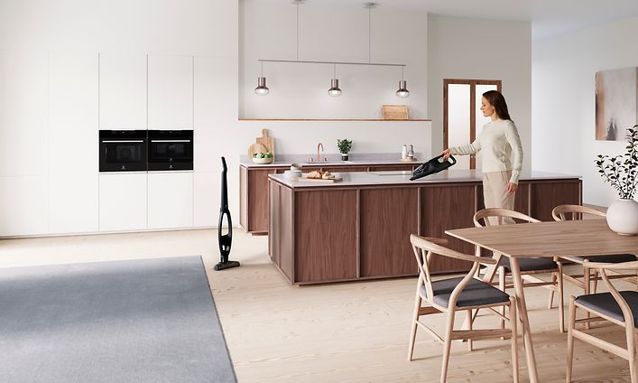 Electrolux-varsi-imuri käytössä olohuoneessa.
