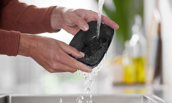 Varsi-imurin suodatinta puhdistetaan hanan alla