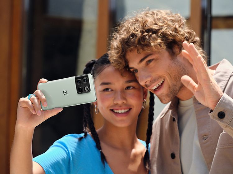 Tyttö ja poika ottavat selfietä OnePlus 10T -älypuhelimella