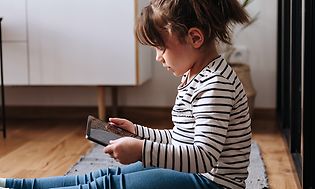 Nuori tyttö käyttää tablettia