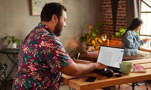 Google - Chromebook - mies istuu kahvilassa HP Chromebookin kanssa