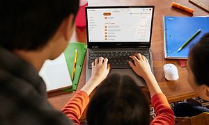 Google - Chromebook - perhe istuu Acer Spin Chromebookin äärellä