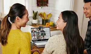 Google - Chromebook - perhe puhuu videopuhelua HP 2in1 Chromebookilla