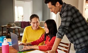 Google - Chromebook - perhe kerääntynyt Acer Spin Chromebookin ympärille keittiössä