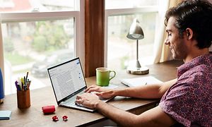 Google - Chromebook - mies käyttää Asus Flip Chromebookiaan työpöydän ääressä