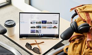 Google - Chromebook - Acer Flip kuvakokoelma näytöllä ja matkatavaroita esillä