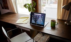 Google - Chromebook - kääntyvällä näytöllä varustettu Acer Spin Chromebook esillä pöydällä