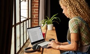 Google - Chromebook - nainen työskentelee HP 2in1 Chromebookillaan