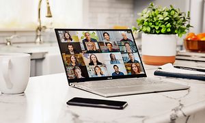 Google - Chromebook - Acer Flip pöydällä ja ruudulla usean henkilön videopalaveri