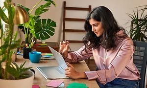 Google - Chromebook - nainen piirtää Asus Flip Chromebookillaan