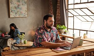 Google - Chromebook - mies työskentelee HP Chromebookillaan kahvilassa