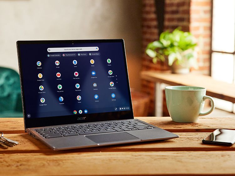 Google - Chromebook - yläpalkin kuva (desktop) - Acer Spin esillä kahvilan pöydällä
