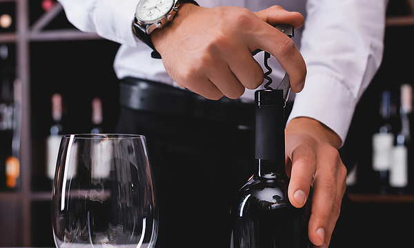 Temptech - Sommelier avaa viinipulloa
