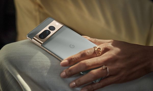 Henkilö pitelee Google Pixel -puhelinta reiden päällä