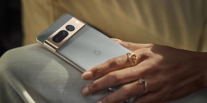 Henkilö pitelee Google Pixel -puhelinta reiden päällä