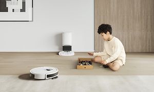 N8 PRO+ valkoinen robotti-imuri lattialla istuvan pienen pojan vieressä