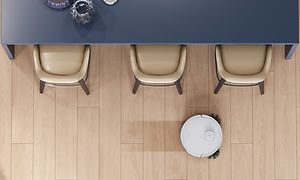 N8 PRO moppaa puulattiaa pöydän ja tuolien ympäriltä