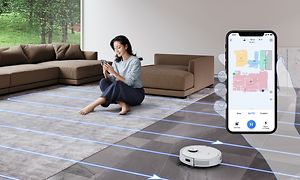 DEEBOT T9 nainen ohjaa robotti-imuria uudistetulla sovelluksella