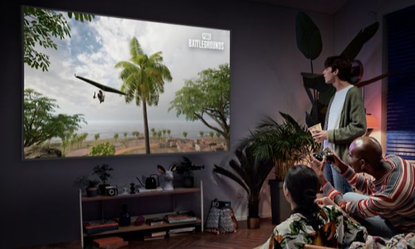 Joukko ihmisiä pelaamassa Samsung Neo QLED Gaming TV:llä
