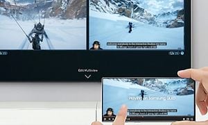 Samsung Neo QLED -pelitelevisio, jossa on MultiView peli näytöllä ja game walkthrough puhelimessa