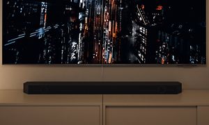 Samsung Neo QLED Gaming TV ja Q-Soundbar sen alapuolella