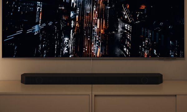 Samsung Neo QLED Gaming TV ja Q-Soundbar sen alapuolella