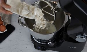 Jauhojen lisäys Kenwood Kitchen -yleiskoneeseen