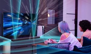 Sony - Kaiuttimet - Perfect for Gaming - Kaksi nuorta pelaamassa television edessä