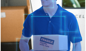 D-Link FHD Spotlight Security -valvontakameran havaitsema postimies paketti sylissään
