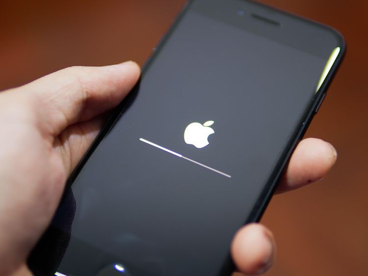 iPhonen näyttö, jossa näkyy Applen logo