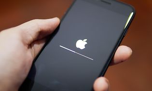 iPhonen näyttö, jossa näkyy Applen logo