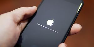 iPhonen näyttö, jossa näkyy Applen logo