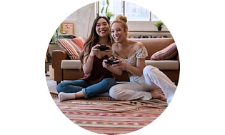 Kaksi nuorta naista pelaa videopelejä