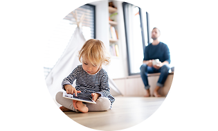 Tabletti ja kannettava vakuutus - Pieni lapsi käyttää tablettia