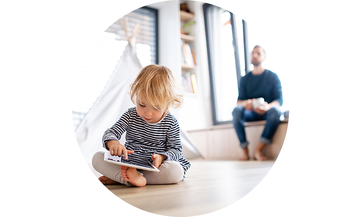 Tabletti ja kannettava vakuutus - Pieni lapsi käyttää tablettia