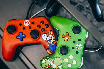 Nintendo peliohjaimet punainen ja vihreä
